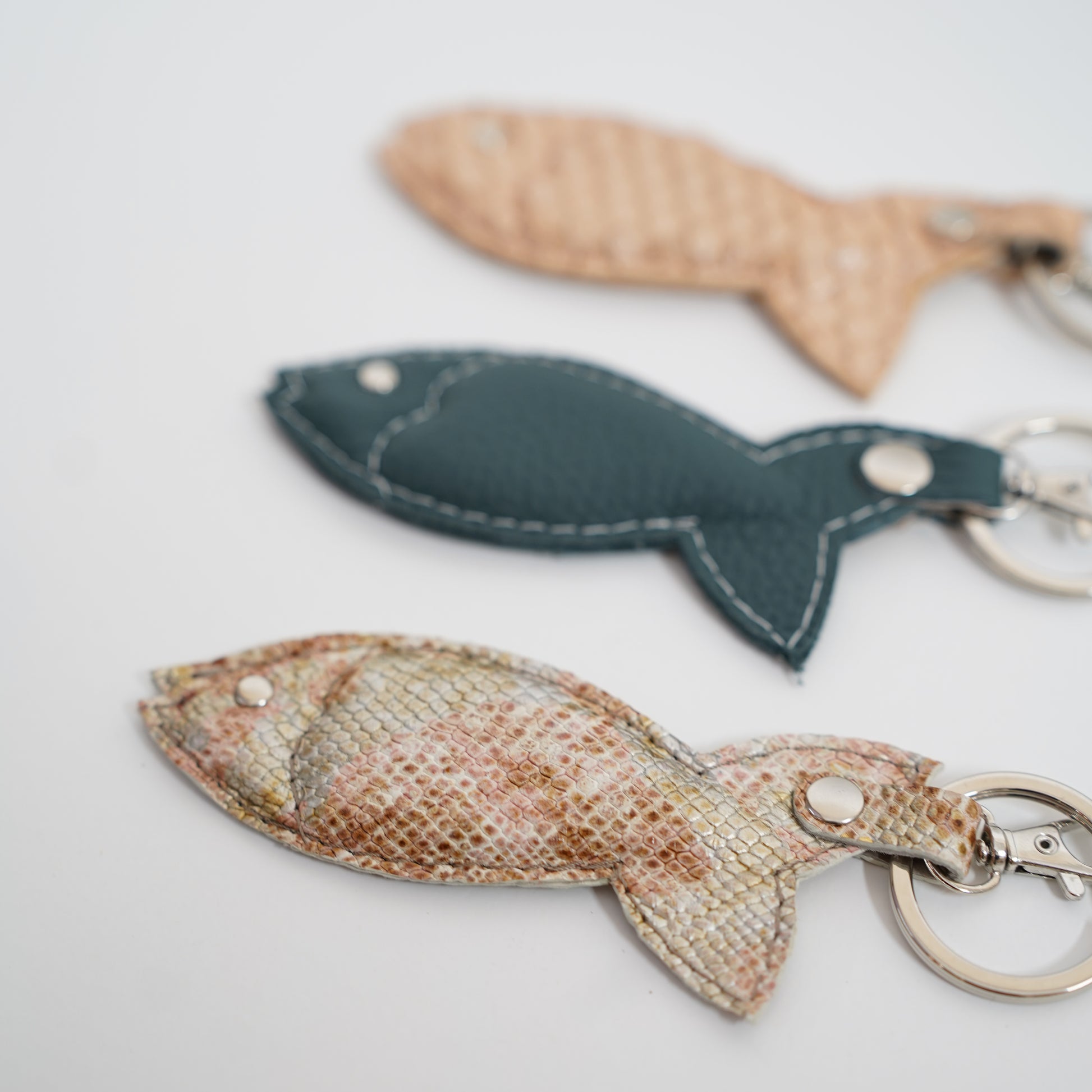 Lederen sleutelhanger vis goud