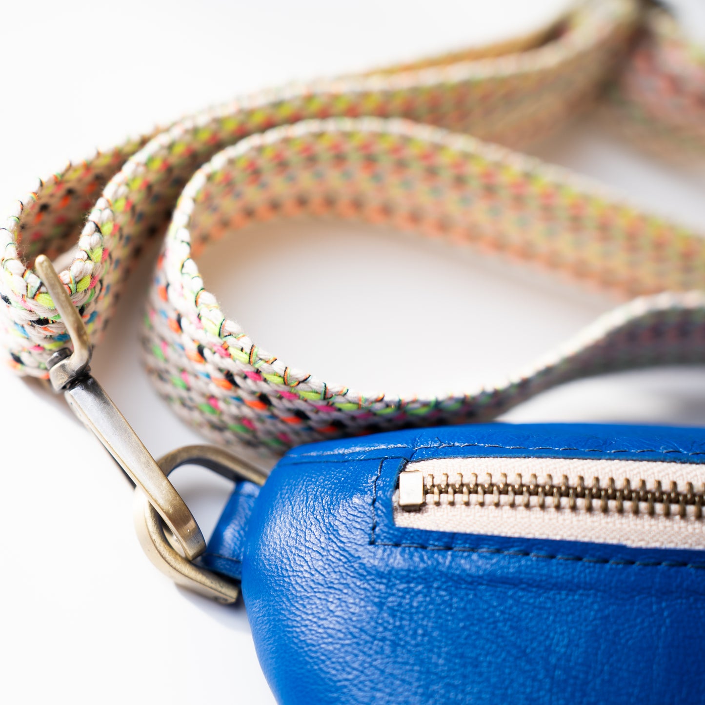 Fanny pack/buideltasje - hoogblauw met kleurrijke tassenband