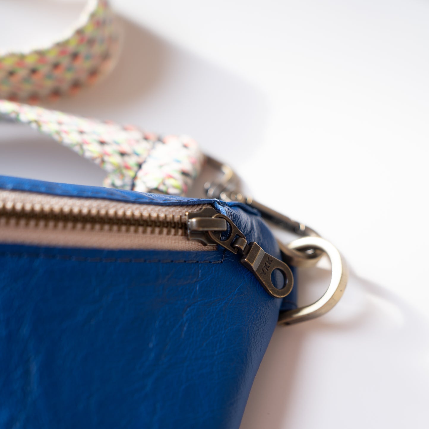Fanny pack/buideltasje - hoogblauw met kleurrijke tassenband
