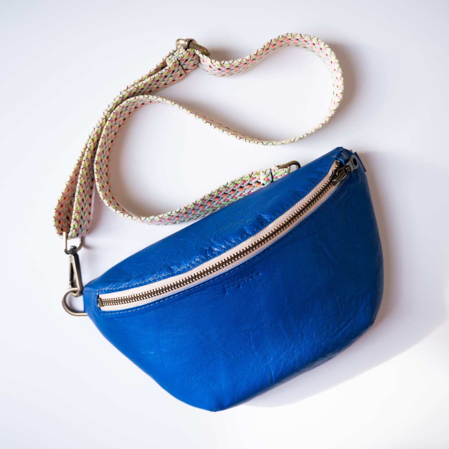 Fanny pack/buideltasje - hoogblauw met kleurrijke tassenband