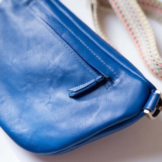 Fanny pack/buideltasje - hoogblauw met kleurrijke tassenband