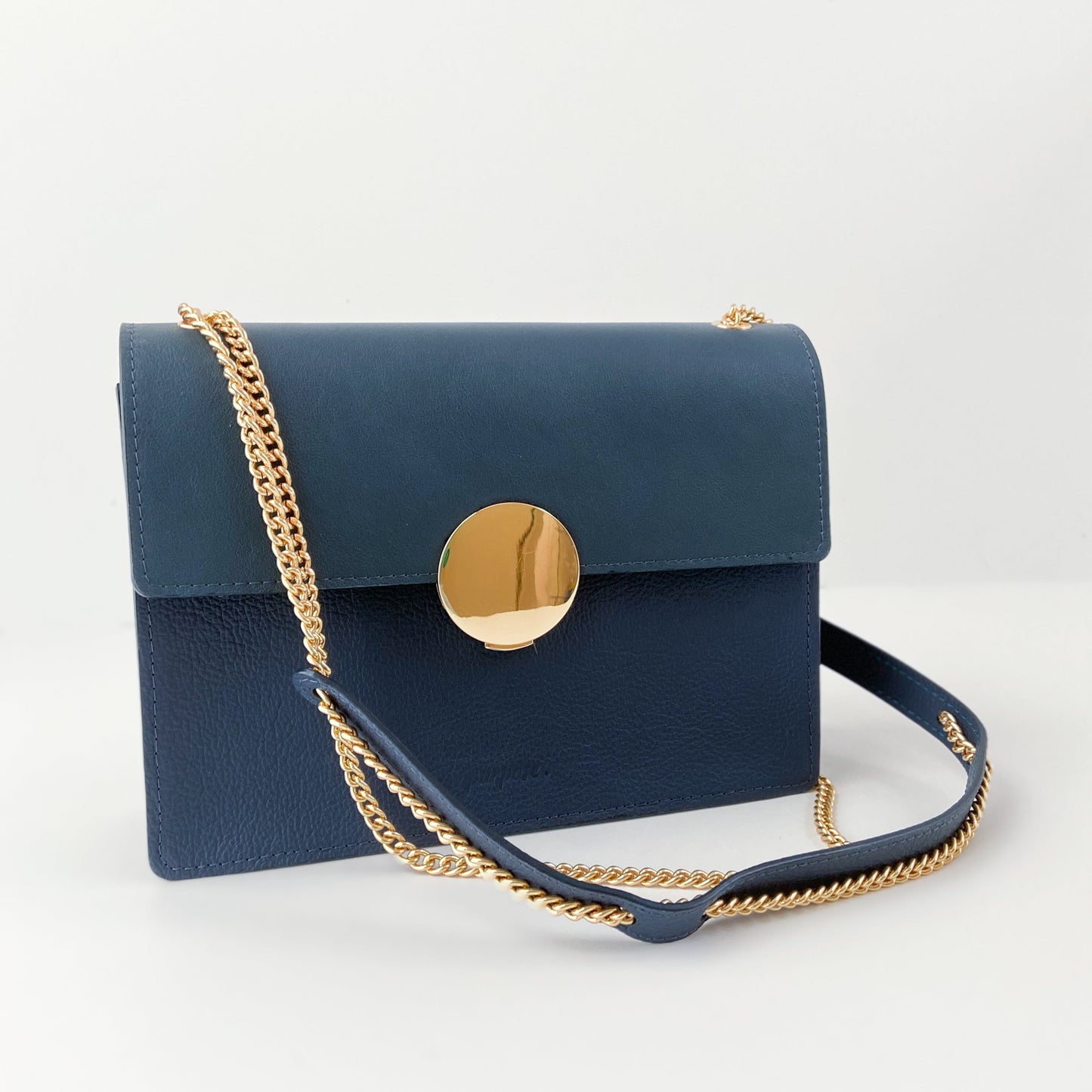 lederen schoudertas met gouden ketting