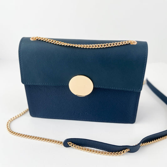 Schoudertas in leer met gouden details