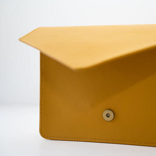 Lederen handtas in okergeel handgemaakt in Brugge