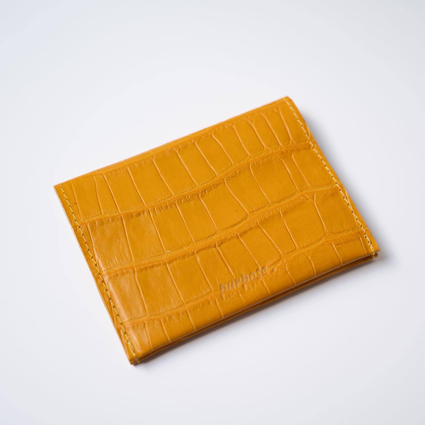 Paspoorthoes in leer geel