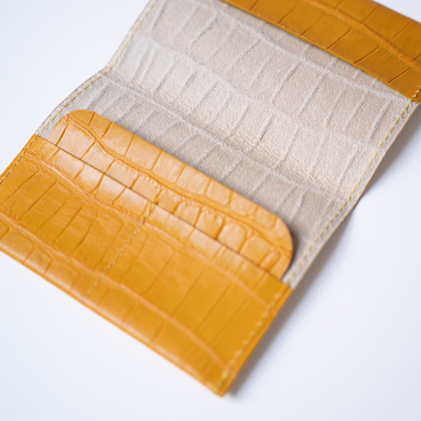 Paspoorthoes in geel croco