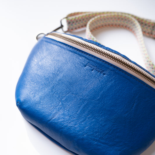Fanny pack/buideltasje - hoogblauw met kleurrijke tassenband