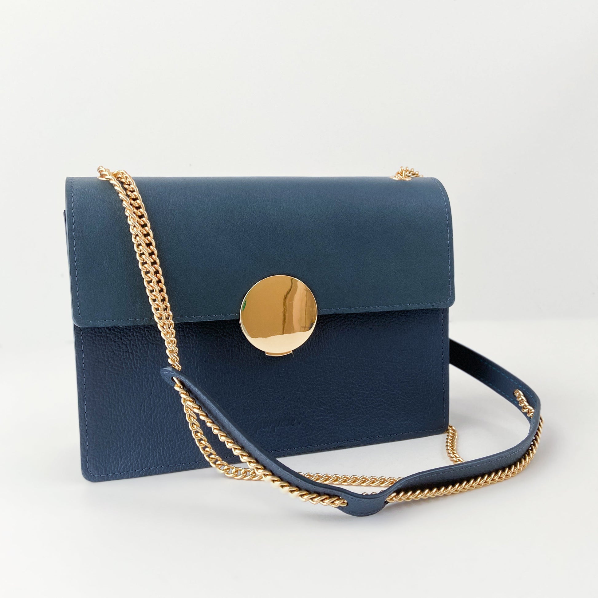 lederen schoudertas met gouden ketting 