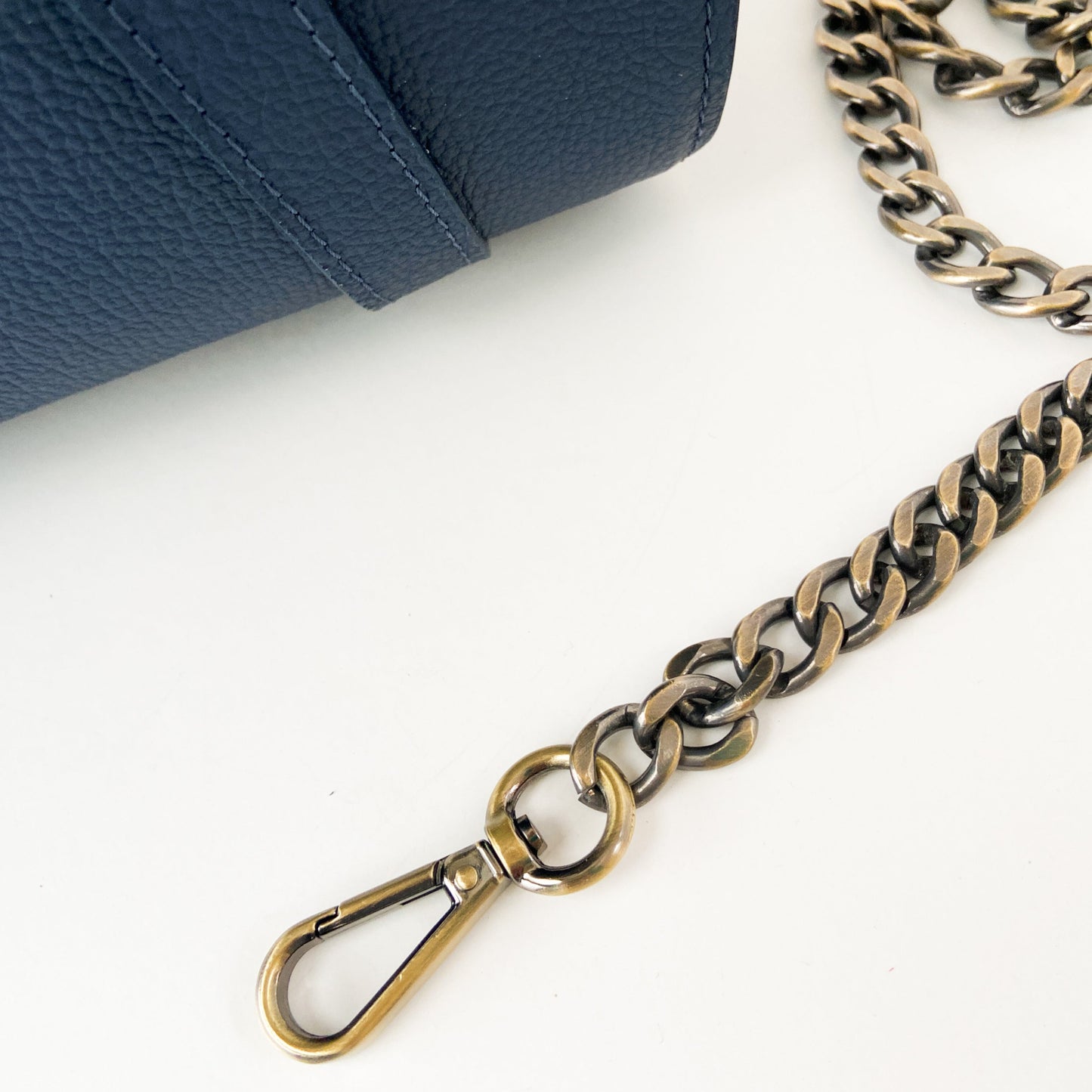 lederen handtas met rits en ketting